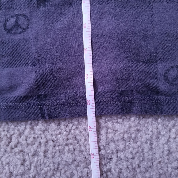 Arizona Grey Heart Peace Sign Gingham Short Sleeve Tshirt - Picture 7 of 7